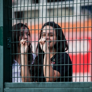 21.abr.2013 - Torcedora do Corinthians aguarda início da partida contra o Atlético Sorocaba pelo Campeonato Paulista - Leonardo Soares/UOL