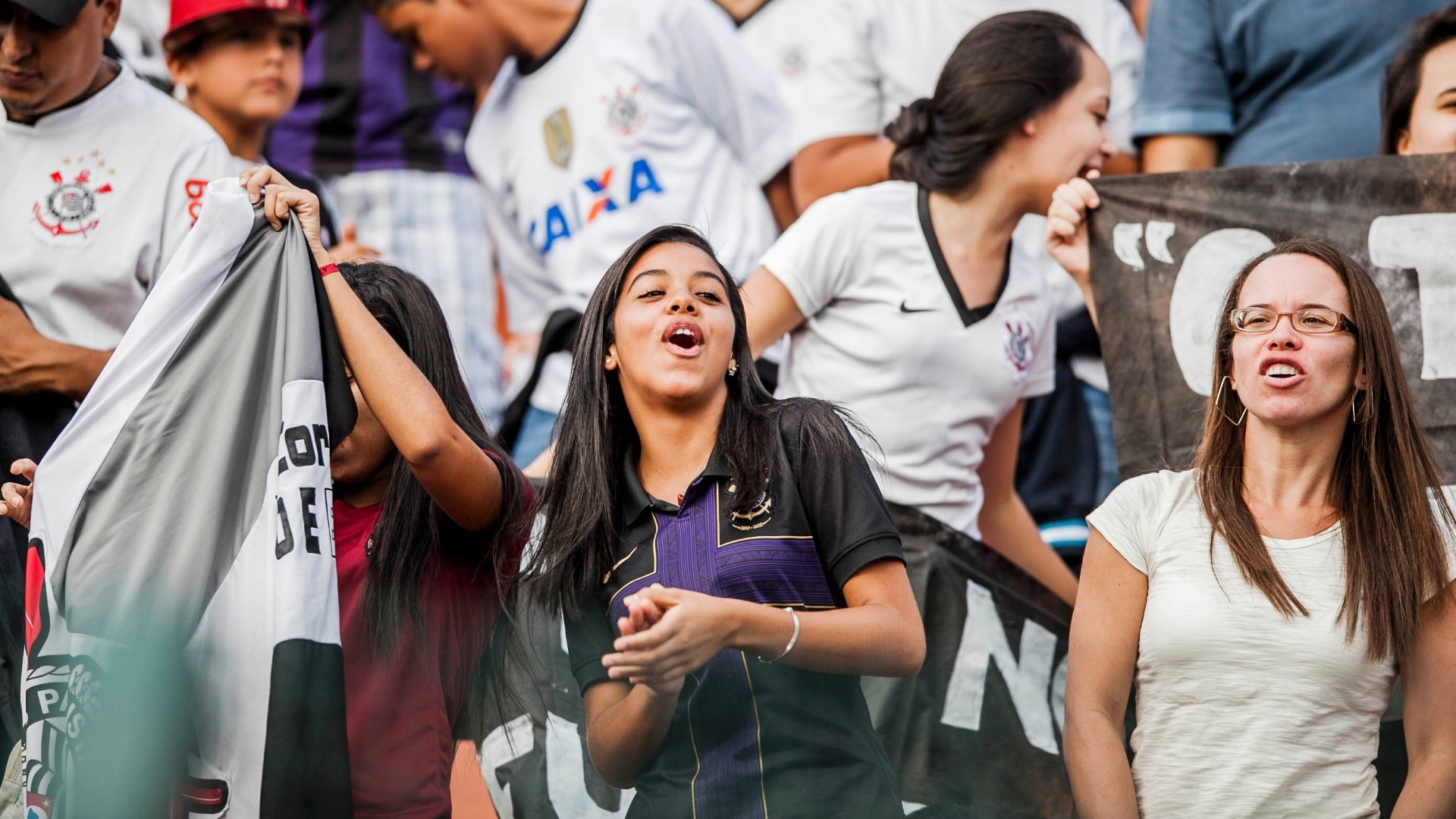 21.abr.2013 - Torcedora do Corinthians aguarda início da partida contra o Atlético Sorocaba pelo Campeonato Paulista - Leonardo Soares/UOL
