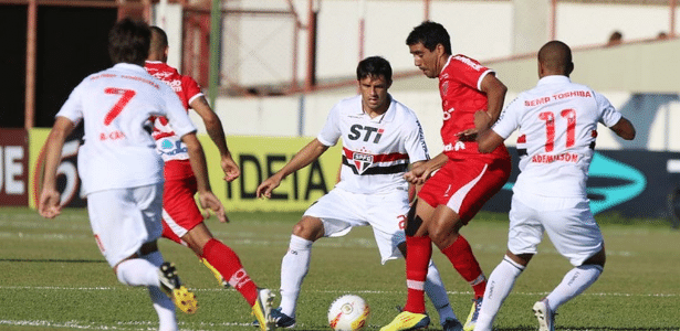 Volante Fabrício briga pela posse da bola durante a partida do São Paulo  - Rubens Chiri/saopaulofc.net