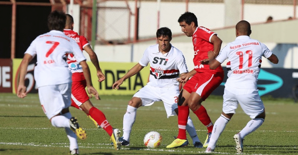 21.abr.2013 - Volante Fabrício briga pela posse da bola durante a partida do São Paulo contra o Mogi Mirim, pelo Campeonato Paulista - Rubens Chiri/saopaulofc.net