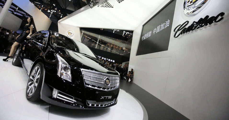 Sedã Cadillac XTS é a maior atração da marca de luxo da GM no Salão de Xangai 2013 - Eugene Hoshiko/AP