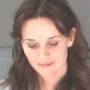 Reese Witherspoon em foto divulgada pela polícia após ser detida por desordem em Atlanta
