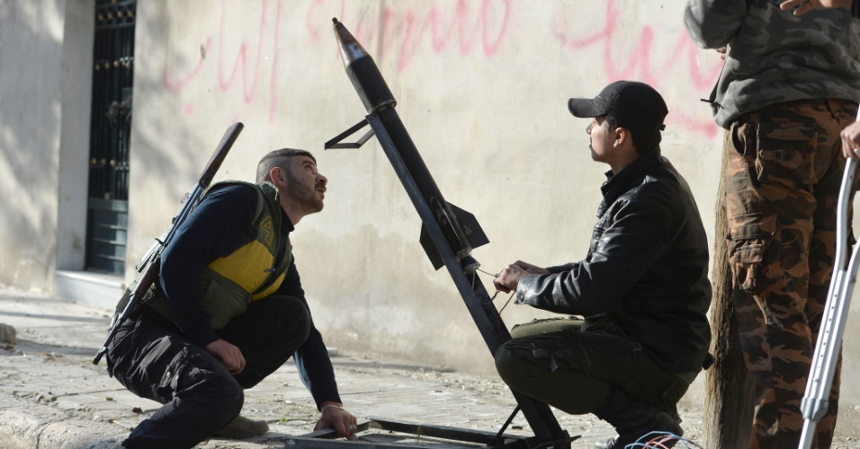 21.abr.2013 - Combatentes do Exército Livre da Síria se preparam para lançar um foguete no distrito de al-Dawla da cidade síria de Aleppo