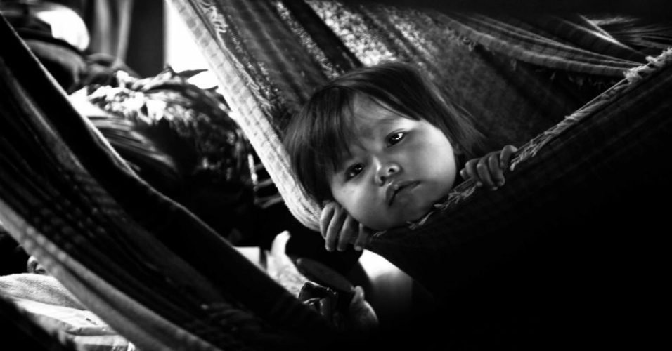 22.abr.2013 - Algumas comitivas viajaram por mais de cinco dias nos rios Javari e Jaquirana para poder participar do encontro binacional, realizado este ano em território brasileiro. Os barcos são o transporte básico da região e levaram famílias inteiras para o evento. Consolidadas as atividades petrolíferas na fronteira com o Equador, o governo peruano acaba de conceder o direito de exploração de petróleo em dois lotes de terra encostados na fronteira com o Brasil, que rodeiam e abrangem território indígena demarcado - Lucas Bonolo/BBC