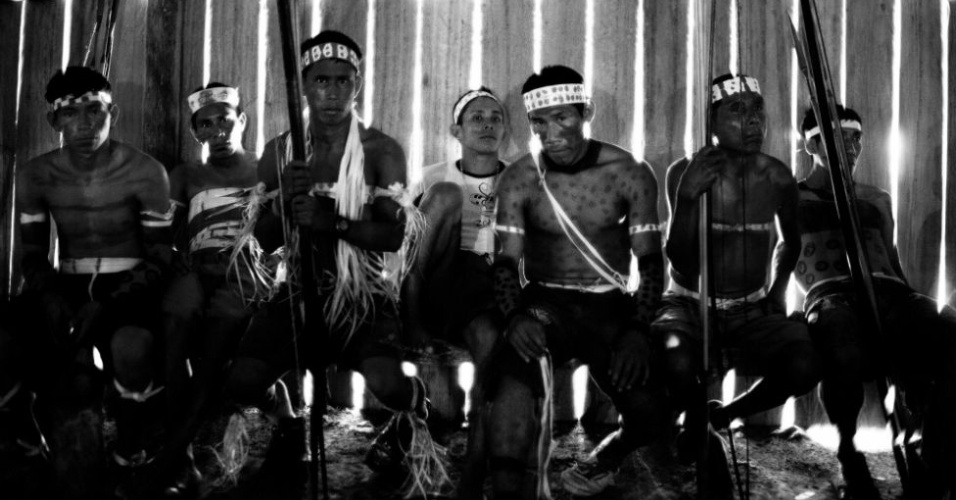 22.abr.2013 - Alguns grupos se vestiram em trajes e pintura de guerra para participar do encontro binacional. Durante os debates, índios mais velhos contaram suas próprias experiências com o petróleo e pediram aos jovens indígenas maior comprometimento. Consolidadas as atividades petrolíferas na fronteira com o Equador, o governo peruano acaba de conceder o direito de exploração de petróleo em dois lotes de terra encostados na fronteira com o Brasil, que rodeiam e abrangem território indígena demarcado - Lucas Bonolo/BBC