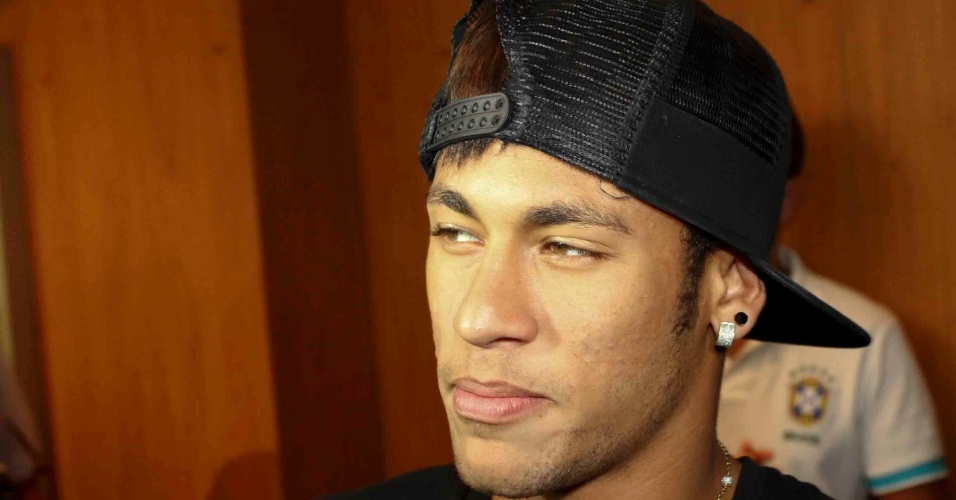 22.abr.2013 - Atacante Neymar dá entrevista após desembarcar em Belo Horizonte para se juntar à seleção brasileira