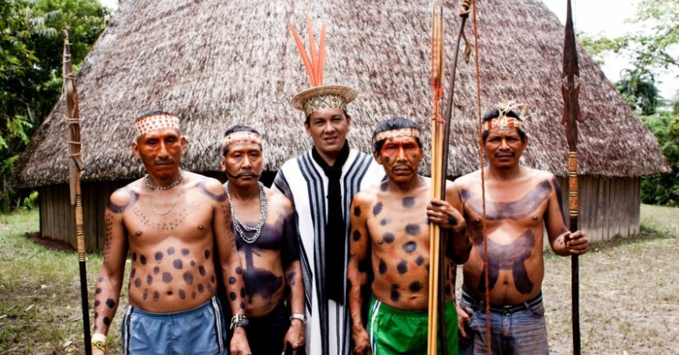 22.abr.2013 - Caciques de aldeias matsés posam para foto na frente da maloca da aldeia Lobo. No centro, Francisco Piyãko, também líder indígena (do povo Ashaninka, do Acre) e atualmente assessor da presidência da Funai. (Da esquerda para a direita, Waki Mayuruna, Raul Dunu Mayuruna, Francisco Piyãko, Mocaci Mëo Mayuruna e Gilberto Tumi Mayuruna). Consolidadas as atividades petrolíferas na fronteira com o Equador, o governo peruano acaba de conceder o direito de exploração de petróleo em dois lotes de terra encostados na fronteira com o Brasil, que rodeiam e abrangem território indígena demarcado - Lucas Bonolo/BBC
