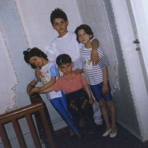 Imagem dos irmãos acusados pelos atentados de Boston, Dzhokhar Tsarnaev (centro, abaixo) e Tamerlan Tsarnaev (centro, acima). Na imagem, os jovens --ainda crianças--, estão acompanhados pelas irmãs - Arquivo Pessoal/Reuters