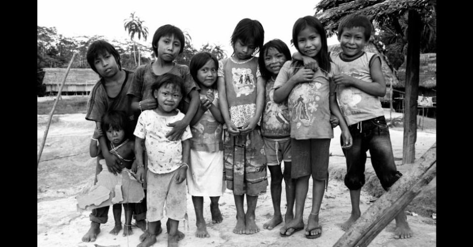 22.abr.2013 - Grupo de crianças matsés aproveita a pausa do almoço para brincar nos pátios da aldeia. Durante os debates, muitas delas estiveram presentes na maloca. Espaços flexíveis, que misturam adultos e crianças, são comuns nas sociedades indígenas. Consolidadas as atividades petrolíferas na fronteira com o Equador, o governo peruano acaba de conceder o direito de exploração de petróleo em dois lotes de terra encostados na fronteira com o Brasil, que rodeiam e abrangem território indígena demarcado - Lucas Bonolo/BBC