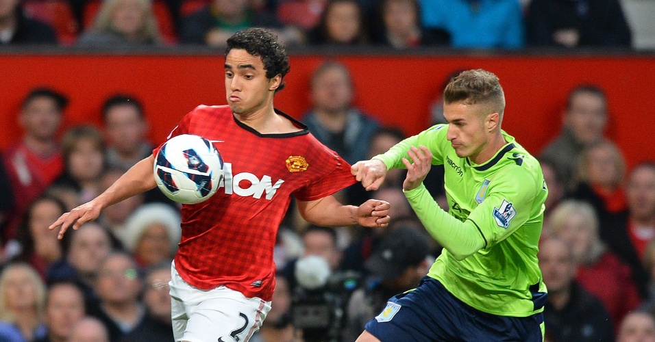 22.abr.2013 - Lateral direito Rafael é puado pelo marcador na partida entre Manchester United e Aston Villa