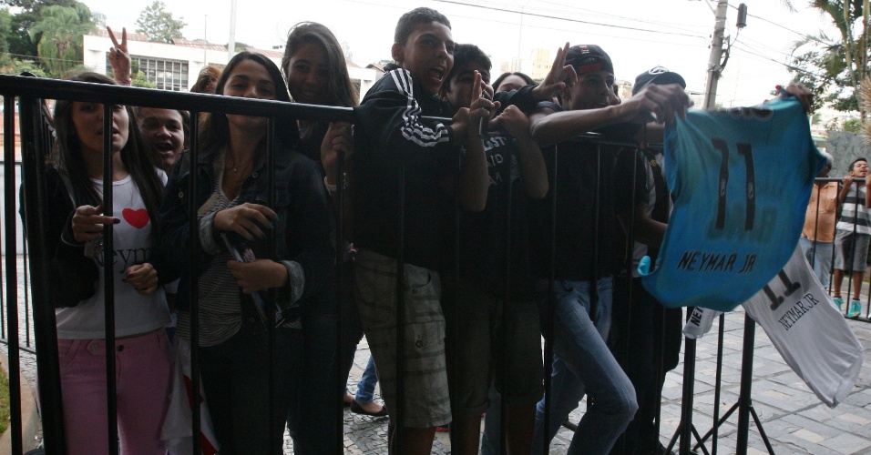 22.abr.2013 - "Neymarzetes" e fãs do craque fazem festa com a chegada do atacante Neymar ao hotel da seleção brasileira, em Belo Horizonte