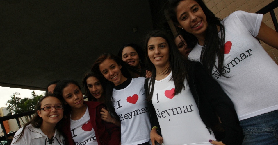 22.abr.2013 - "Neymarzetes" fazem festa com a chegada do atacante Neymar ao hotel da seleção brasileira, em Belo Horizonte
