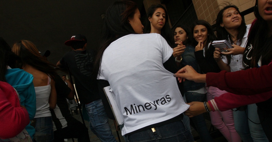 22.abr.2013 - "Neymarzetes" fazem festa com a chegada do atacante Neymar ao hotel da seleção brasileira, em Belo Horizonte