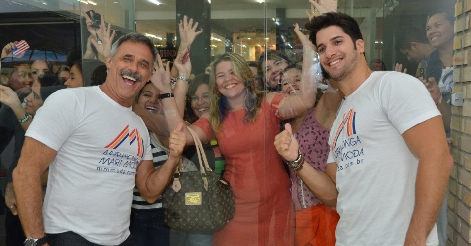 22.abr.2013 - O ex-BBB Marcello Soares e o ator Oscar Magrini tiram fotos com fãs durante o Festival de Moda de Fortaleza, no qual desfilaram, em Fortaleza, no Ceará
