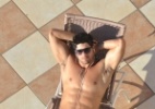 Ex-BBB Marcello curte piscina em hotel - AgNews