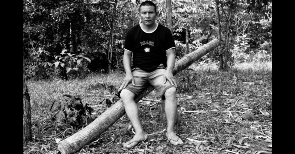 22.abr.2013 - Retrato de Vitor Mayoruna, que, durante o evento, deixou o cargo de presidente da Organização Geral Matsés (OGM) para a entrada de Raimundo Mean Mayuruna como nova liderança. Consolidadas as atividades petrolíferas na fronteira com o Equador, o governo peruano acaba de conceder o direito de exploração de petróleo em dois lotes de terra encostados na fronteira com o Brasil, que rodeiam e abrangem território indígena demarcado - Lucas Bonolo/BBC