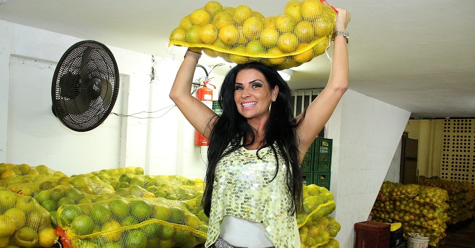 22.abr.2013 - Solange Gomes carrega sacos de laranja no Cadeg, no Rio de Janeiro. A modelo viveu um dia de carregador de laranjas para o "Programa da Tarde", da Record
