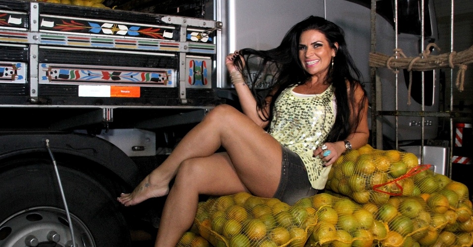 22.abr.2013 - Solange Gomes exibe as pernas em cima de sacos de laranja no Cadeg, no Rio de Janeiro. A modelo viveu um dia de carregador de laranjas para o "Programa da Tarde", da Record