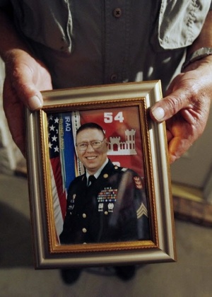 Wilburn Russell, 73, segura retrato do filho, o sargento John Russell, que é acusado de matar cinco soldados do próprio Exército americano no Iraque