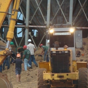 Homens trabalham em resgate de trabalhadores soterrados por soja em silo em Mato Grosso  - Canarana News 