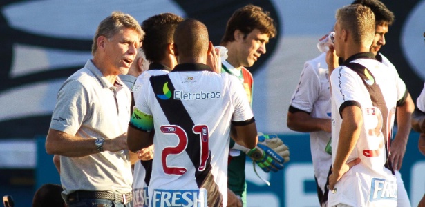 Paulo Autuori orienta os jogadores do Vasco no último jogo oficial antes do Brasileirão - Luciano Belford/Futura Press/Folhapress