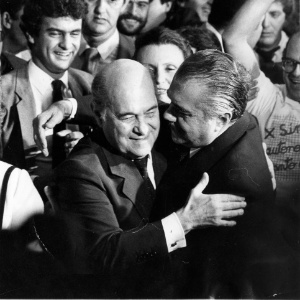 15.jan.1985 - Tancredo Neves (à esq.) recebe os cumprimentos de José Sarney no Congresso Nacional, ao ser proclamado presidente da República - Jorge Araújo/Folhapress