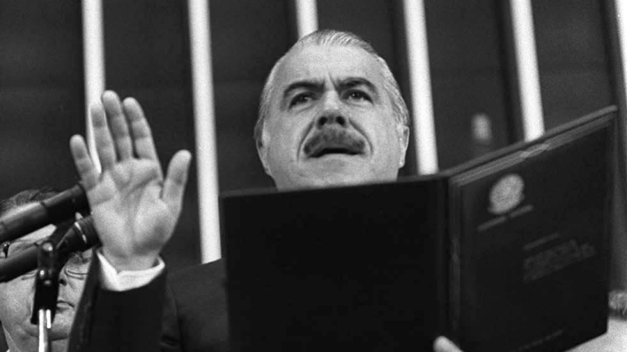 15.mar.1985 - José Sarney lê o juramento constitucional ao tomar posse como presidente após morte de Tancredo Neves - Tadashi Nakagomi/Folhapress