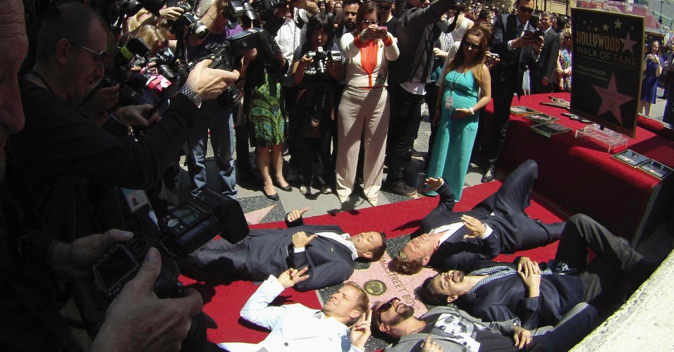 22.abr.2013 - Backstreet Boys ganham estrela na Calçada da Fama, em Hollywood