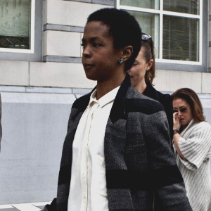 Cantora Lauryn Hill deixa a corte após ter sentença em caso de songeção adiada