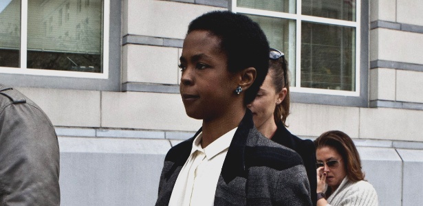 22.abr.2013 - Cantora Lauryn Hill deixa a corte após ter sentença em caso de songeção adiada