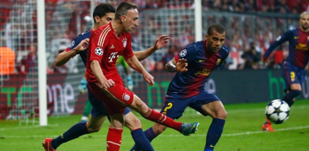 Daniel Alves cerca Ribery durante a partida entre Barça e Bayern de Munique - REUTERS/Michaela Rehle