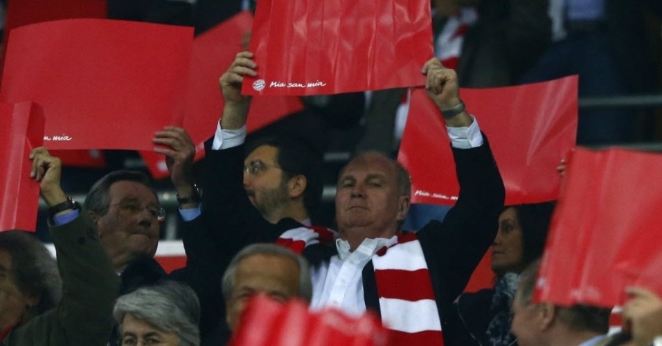 23.abr.2013 - Acusado de evasão fiscal, presidente do Bayern de Munique, Uli Hoeness, ajuda torcida a fazer mosaico - Michael Dalder/Reuters