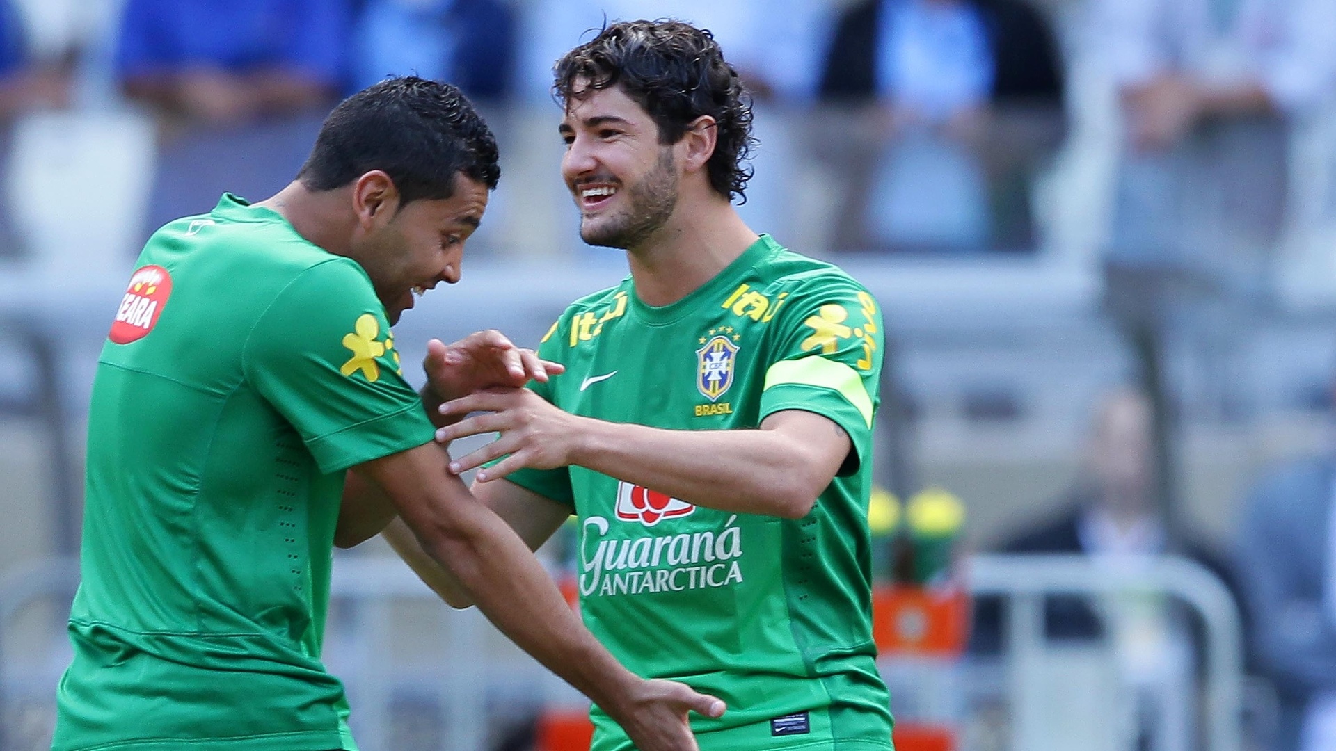 23.abr.2013 - Alexandre Pato brinca com o lateral esquerdo André Santos durante o treino da seleção - Wagner Carmo/VIPCOMM