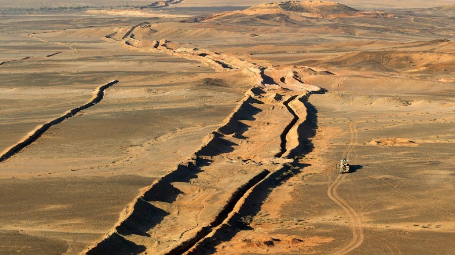 23.abr.2013 - As secas cíclicas e o alto consumo de carvão de lenha, que dizima as florestas do país, são os principais responsáveis pelo processo "irrefreável" de desertificação da Mauritânia, que fica ao sudoeste do deserto do Saara, na África - Patrick Hertzog/AFP