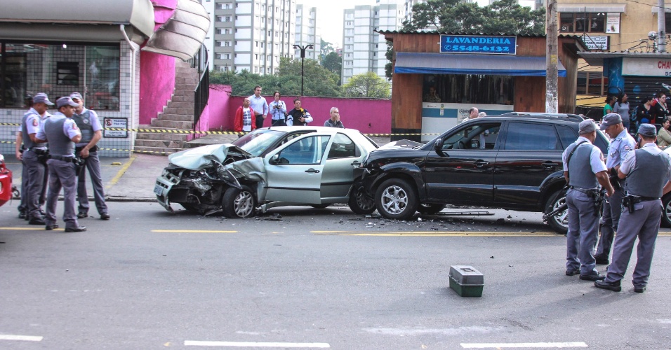 23.abr.2013 - Dois homens morreram e dois ficaram feridos em troca de tiros com a Polícia Militar na avenida Sargento Geraldo Sant'ana, no Jardim Marajoara, zona sul de São Paulo, na manhã desta terça-feira (23). Quatro homens teriam roubado um carro na região da Cidade Ademar e fugido em direção ao Jardim Marajoara. A Polícia Militar fazia um patrulhamento na região quando encontrou um automóvel com características parecidas ao que havia sido roubado. Houve perseguição e uma intensa troca de tiros entre os policiais e os suspeitos. Na fuga, os suspeitos se envolveram em um acidente de trânsito com ao menos três outros carros