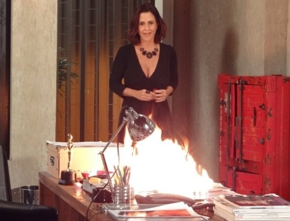 23.abr.2013 - Em "Guerra dos Sexos", Manoela incendeia estúdio de Fábio