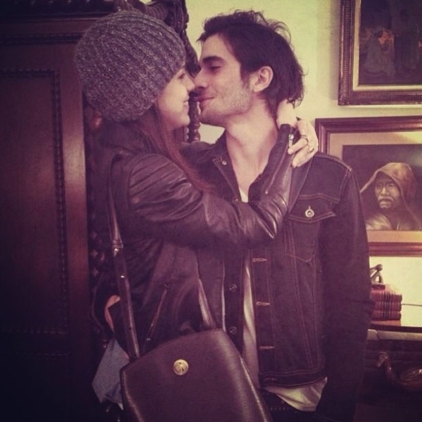 23.abr.2013 - Fiuk postou uma foto romântica com sua namorada Sophia Abrahão durante jantar em restaurante de São Paulo