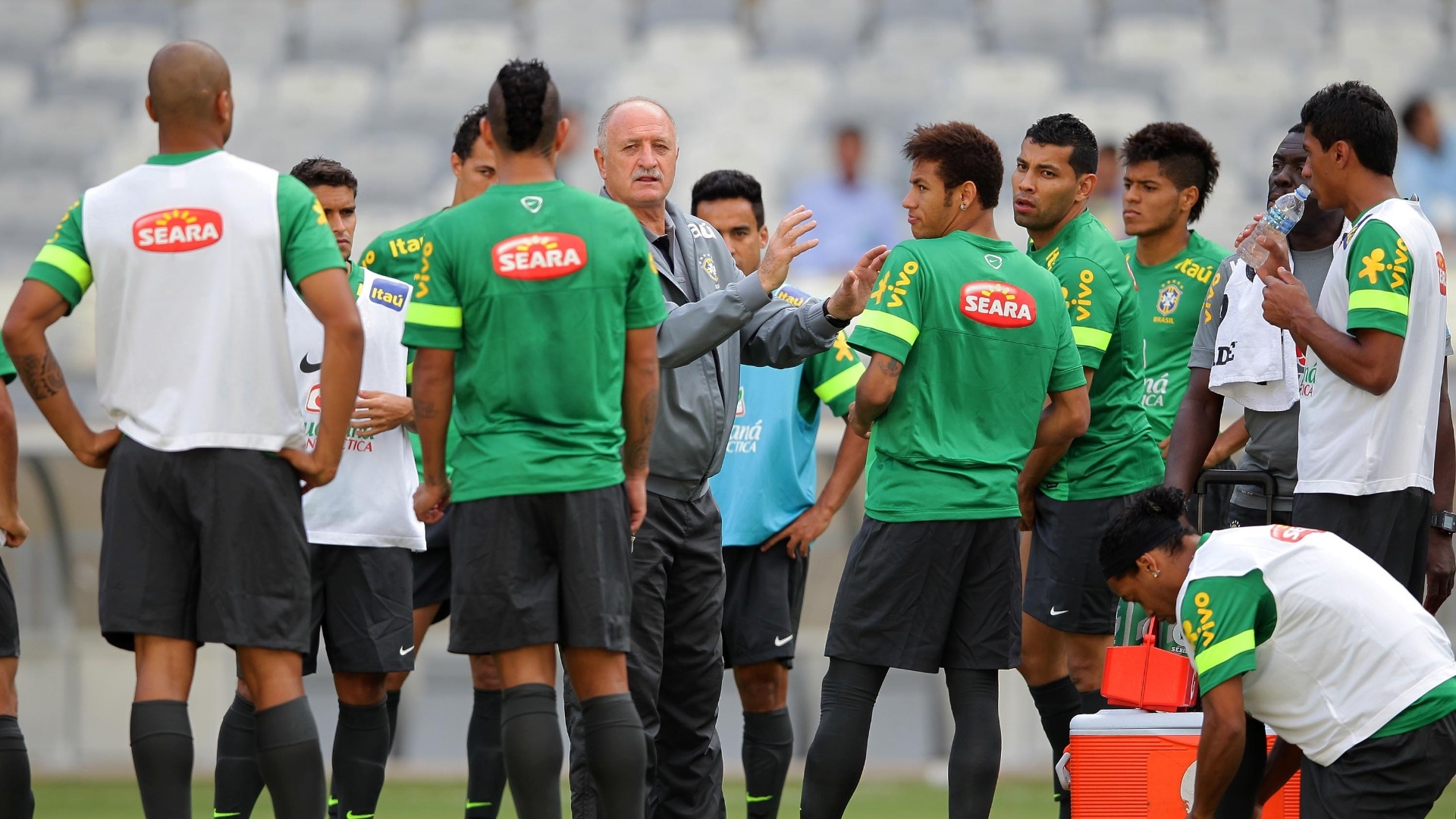 23.abr.2013 - Luiz Felipe Scolari conversa com os jogadores da seleção brasileira durante o treino no estádio do Mineirão - Wagner Carmo/VIPCOMM
