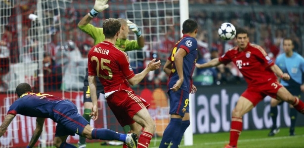 Gomez anota o segundo gol do Bayern aparentemente em posição de impedimento - REUTERS/Michaela Rehle