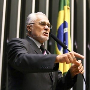 O deputado federal José Genoino (PT-SP) discursa na Câmara dos Deputados em abril deste ano - Pedro Ladeira/Folhapress