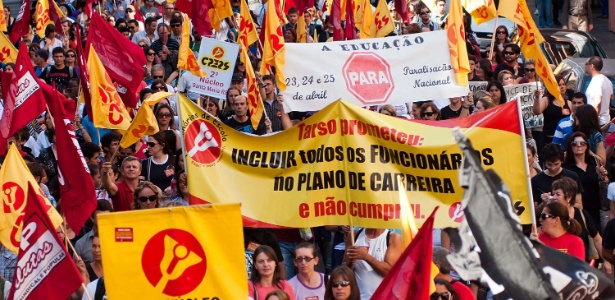 Professores e alunos saem às ruas de Porto Alegre em protesto por melhorias na educação - Diogo Sallaberry/Futura Press