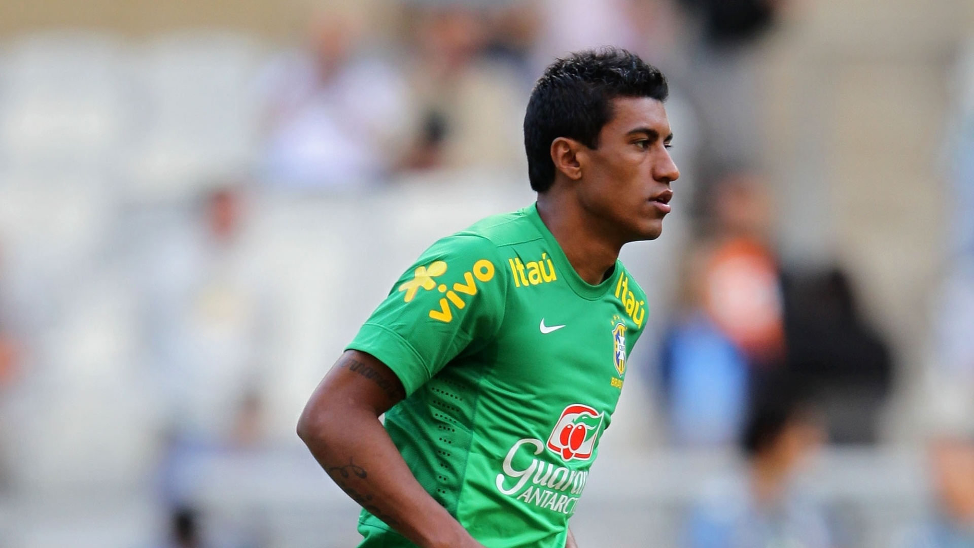 23.abr.2013 - Volante Paulinho carrega a bola durante o treino da seleção no estádio do Mineirão - Wagner Carmo/VIPCOMM