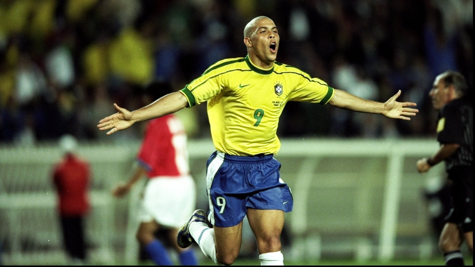 27.jun.1998 - Atacante Ronaldo comemora gol durante a vitória por 4 a 1 do Brasil sobre o Chile, pelas oitavas da Copa do Mundo 1998 - Shaun Botterill/Getty Images