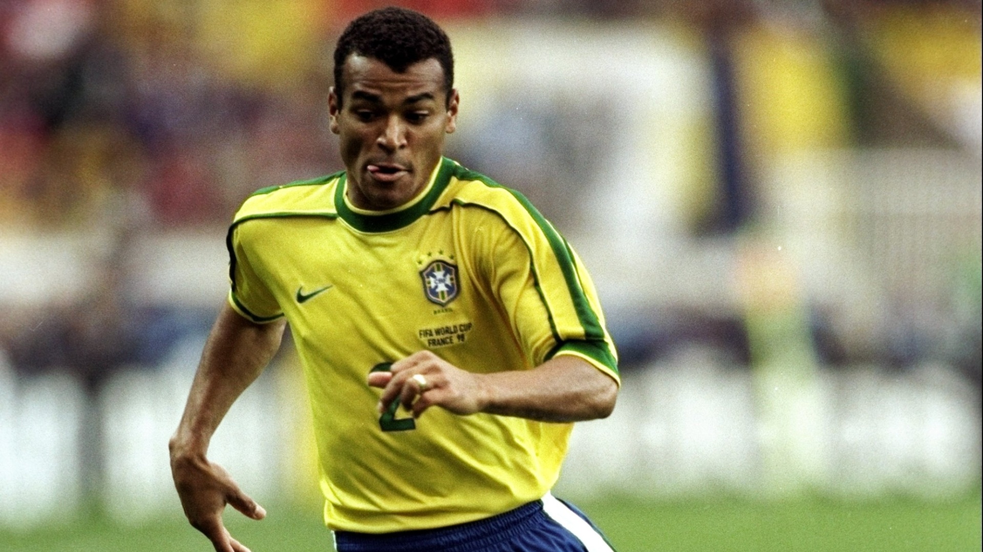 27.jun.1998 - Lateral Cafu em ação durante a vitória por 4 a 1 do Brasil sobre o Chile, pelas oitavas da Copa do Mundo 1998 - Clive Brunskill/Getty Images