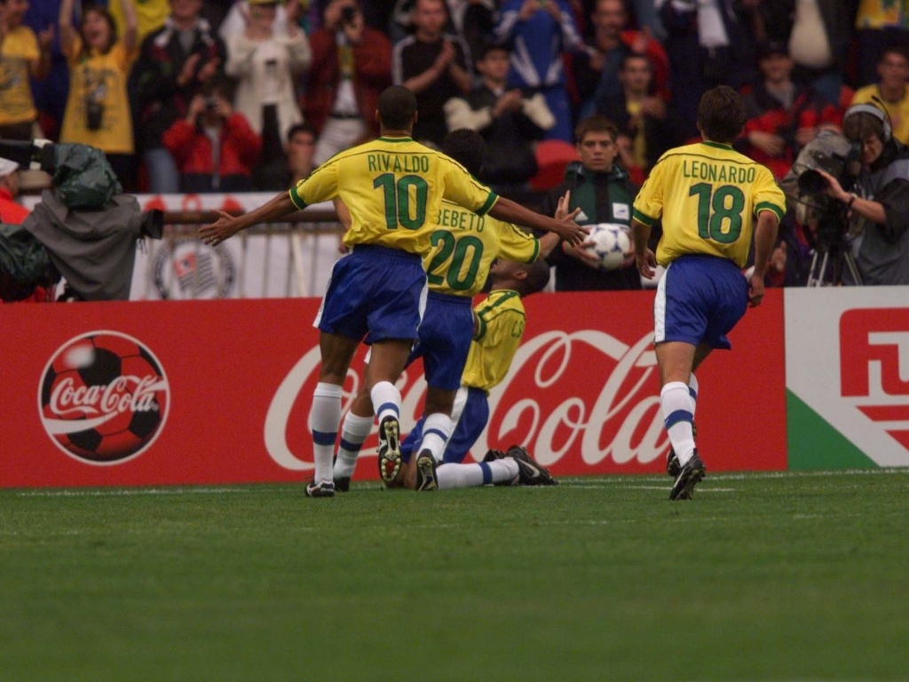 27.jun.1998 - Rivaldo, Leonardo e Bebeto comemoram após César Sampaio (ajoelhado) abrir o placar na vitória por 4 a 1 do Brasil sobre o Chile, pelas oitavas da Copa do Mundo 1998 - Ormuzd Alves/Folhapress
