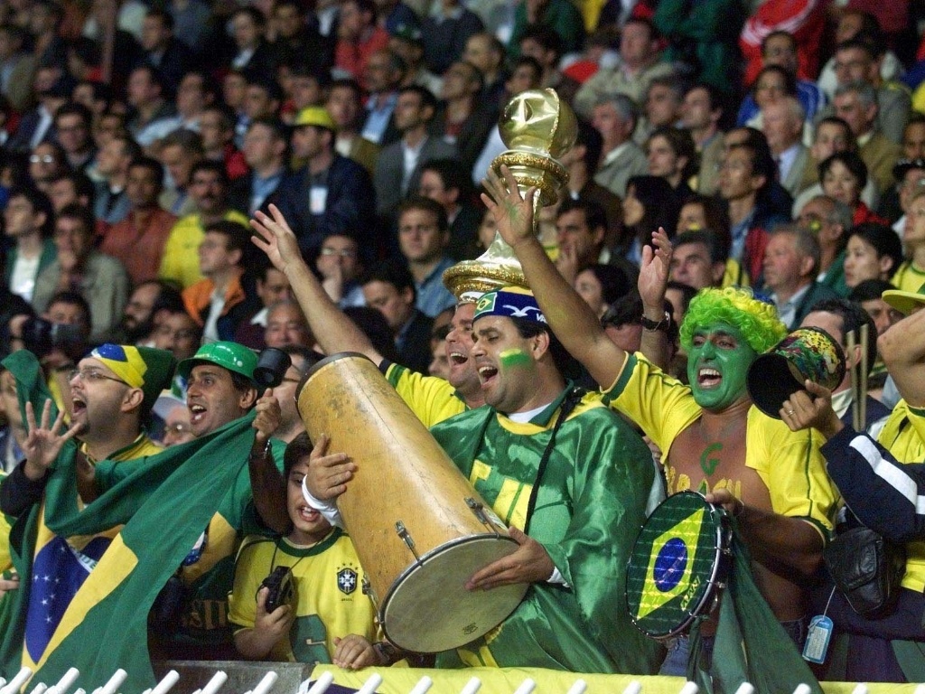 27.jun.1998 - Torcida brasileira faz a festa durante a vitória por 4 a 1 do Brasil sobre o Chile, pelas oitavas da Copa do Mundo 1998 - Jorge Araújo/Folhapress