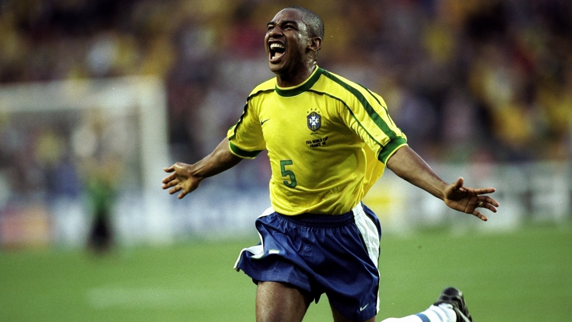 27.jun.1998 - Volante César Sampaio comemora após marcar na vitória por 4 a 1 do Brasil sobre o Chile, pelas oitavas da Copa do Mundo 1998 - Clive Brunskill/Getty Images