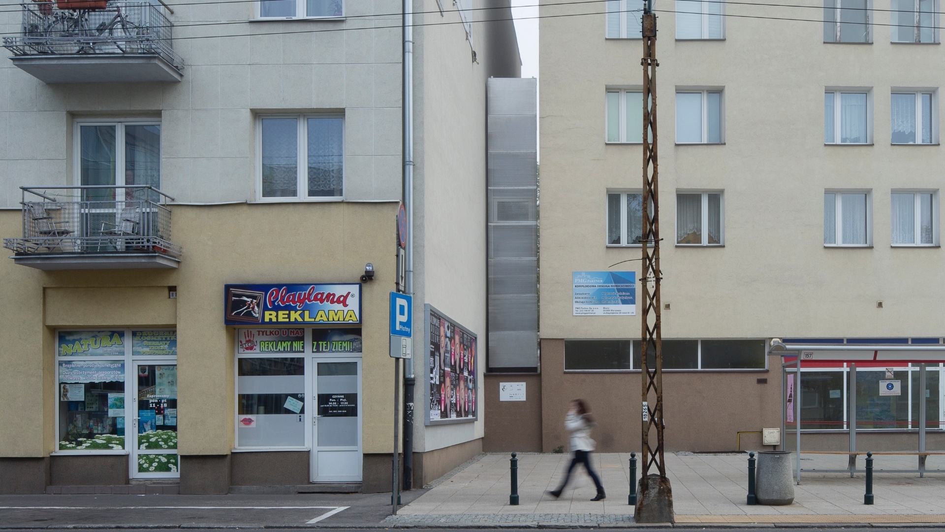 A Casa Keret (ao centro) está localizada no espaço estreito entre um edifício pré-guerra e um conjunto habitacional pós-guerra de onze andares, em Varsóvia, Polônia. A "espremida" residência tem apenas 1,20 m de comprimento e meros 71cm de largura na sua parte mais estreita - Andrea Meichsner/The New York Times
