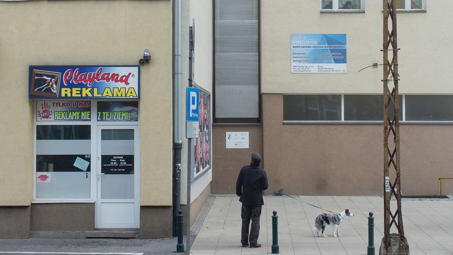 A Casa Keret (ao centro) está localizada no espaço estreito entre um edifício pré-guerra e um conjunto habitacional pós-guerra de onze andares, em Varsóvia, Polônia. A "espremida" residência tem largura que varia de 120 cm a meros 71 cm na sua parte mais estreita - Andrea Meichsner/The New York Times