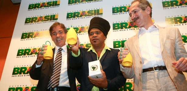 Carlinhos Brown apresenta a sua caxirola, ao lado do ministro do Esporte, Aldo Rebelo (direita)
